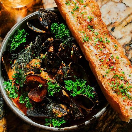 Vignette Collection Yours Truly Dc By Ihg واشنطن المظهر الخارجي الصورة A bowl of mussels with a slice of garlic bread