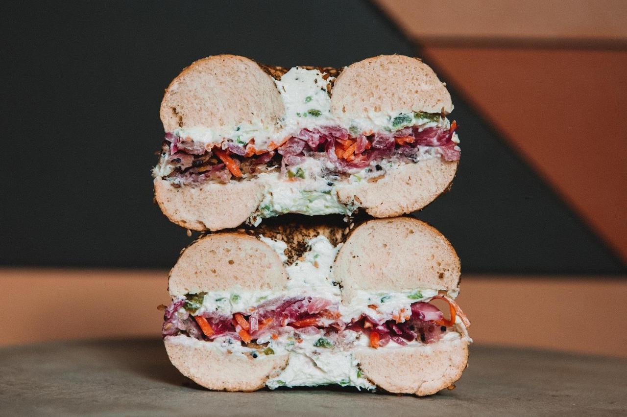 Vignette Collection Yours Truly Dc By Ihg واشنطن المظهر الخارجي الصورة A bagel with cream cheese, tomato, and onion