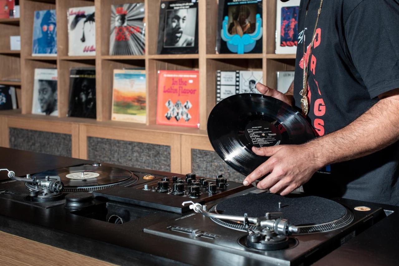Vignette Collection Yours Truly Dc By Ihg واشنطن المظهر الخارجي الصورة A DJ playing a record
