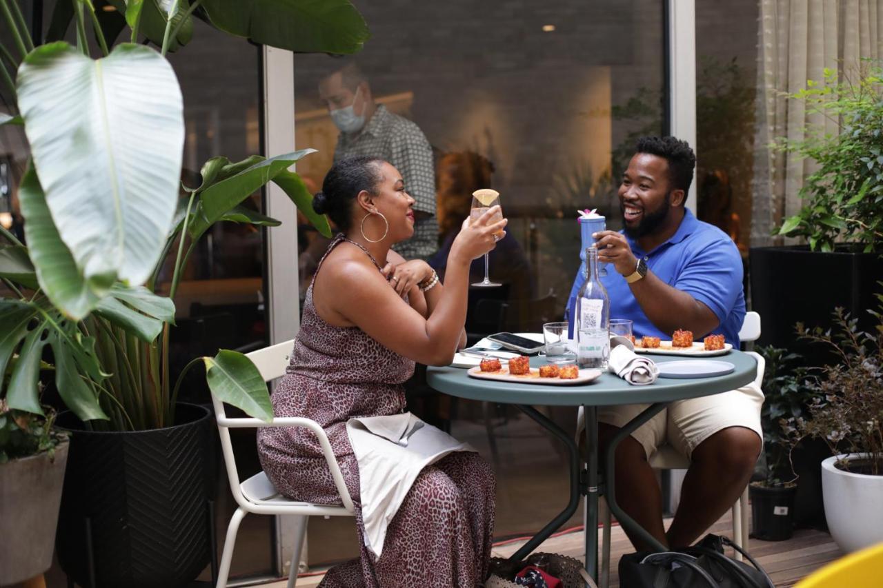 Vignette Collection Yours Truly Dc By Ihg واشنطن المظهر الخارجي الصورة A couple eating at a restaurant