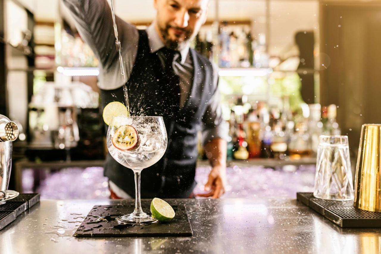 Vignette Collection Yours Truly Dc By Ihg واشنطن المظهر الخارجي الصورة A bartender preparing a cocktail