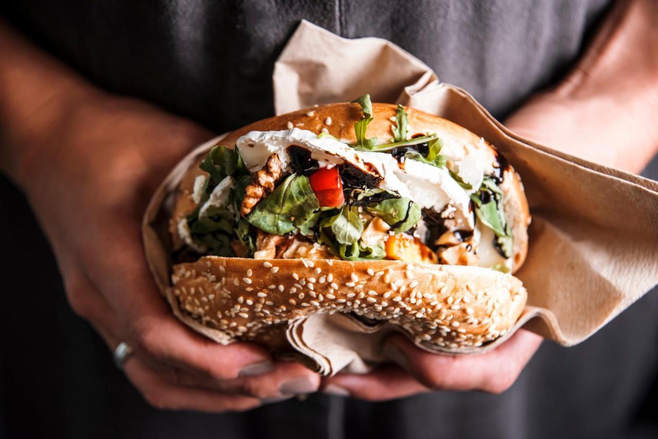 Vignette Collection Yours Truly Dc By Ihg واشنطن المظهر الخارجي الصورة A falafel sandwich