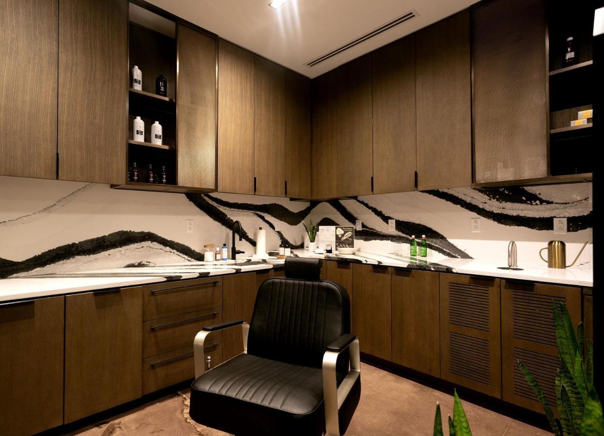 Vignette Collection Yours Truly Dc By Ihg واشنطن المظهر الخارجي الصورة The interior of a barbershop in Dubai, United Arab Emirates