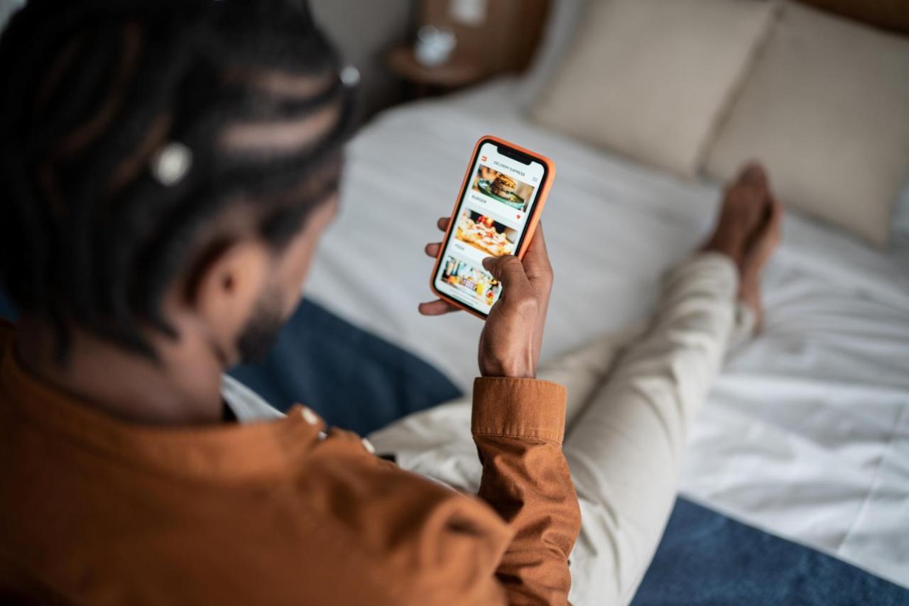 Vignette Collection Yours Truly Dc By Ihg واشنطن المظهر الخارجي الصورة A person using the Uber Eats app