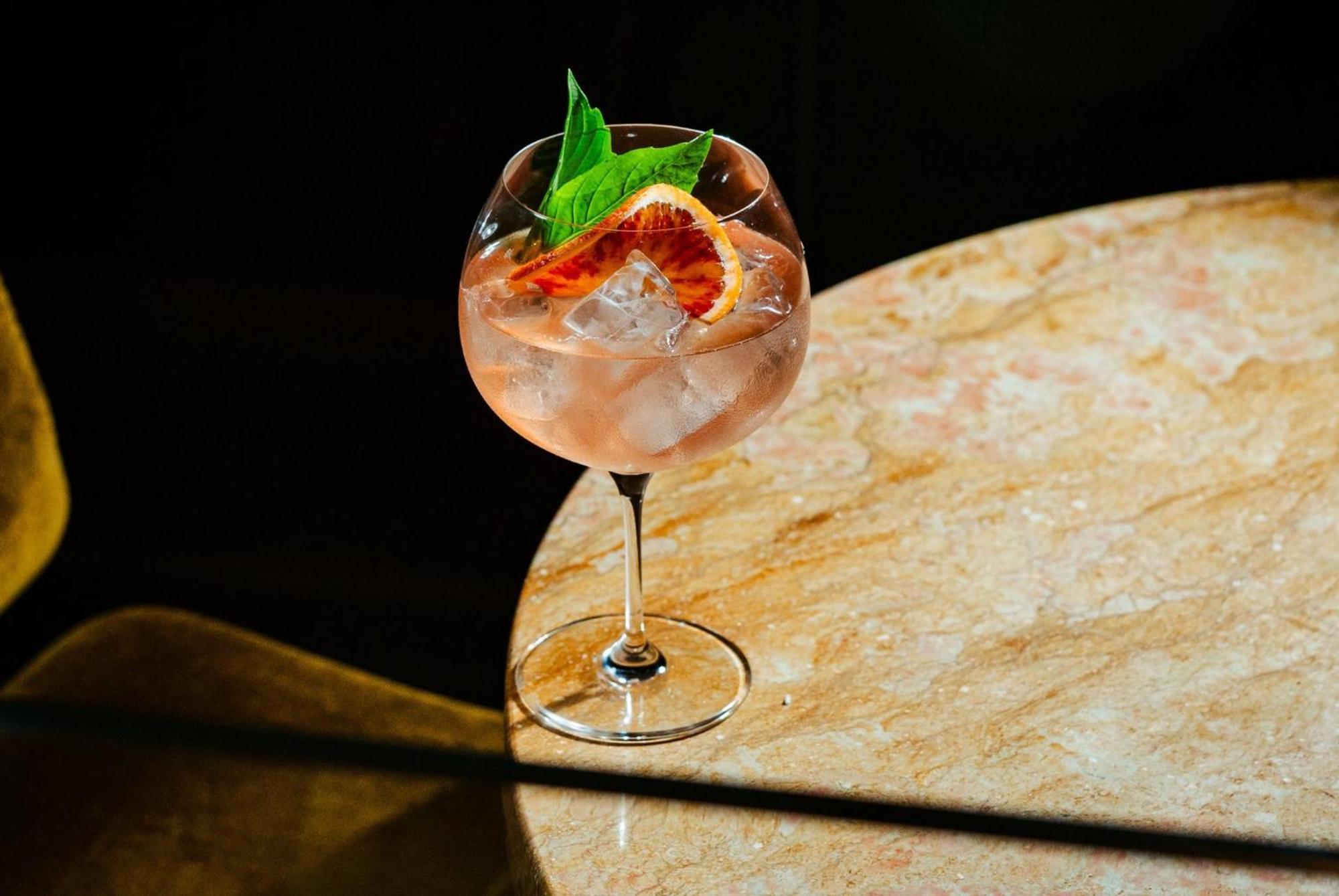 Vignette Collection Yours Truly Dc By Ihg واشنطن المظهر الخارجي الصورة A pink gin and tonic