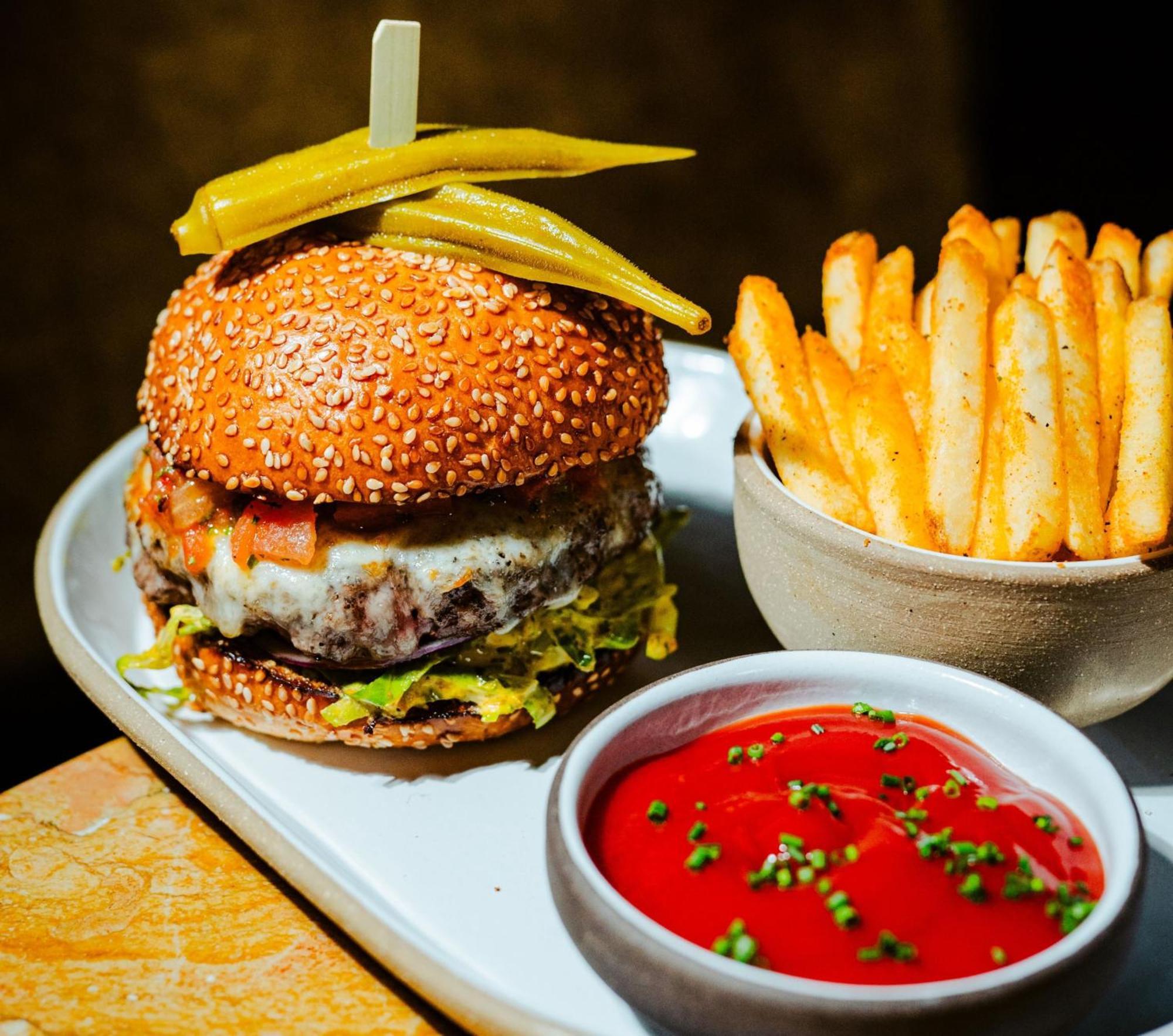 Vignette Collection Yours Truly Dc By Ihg واشنطن المظهر الخارجي الصورة A burger with chips and ketchup