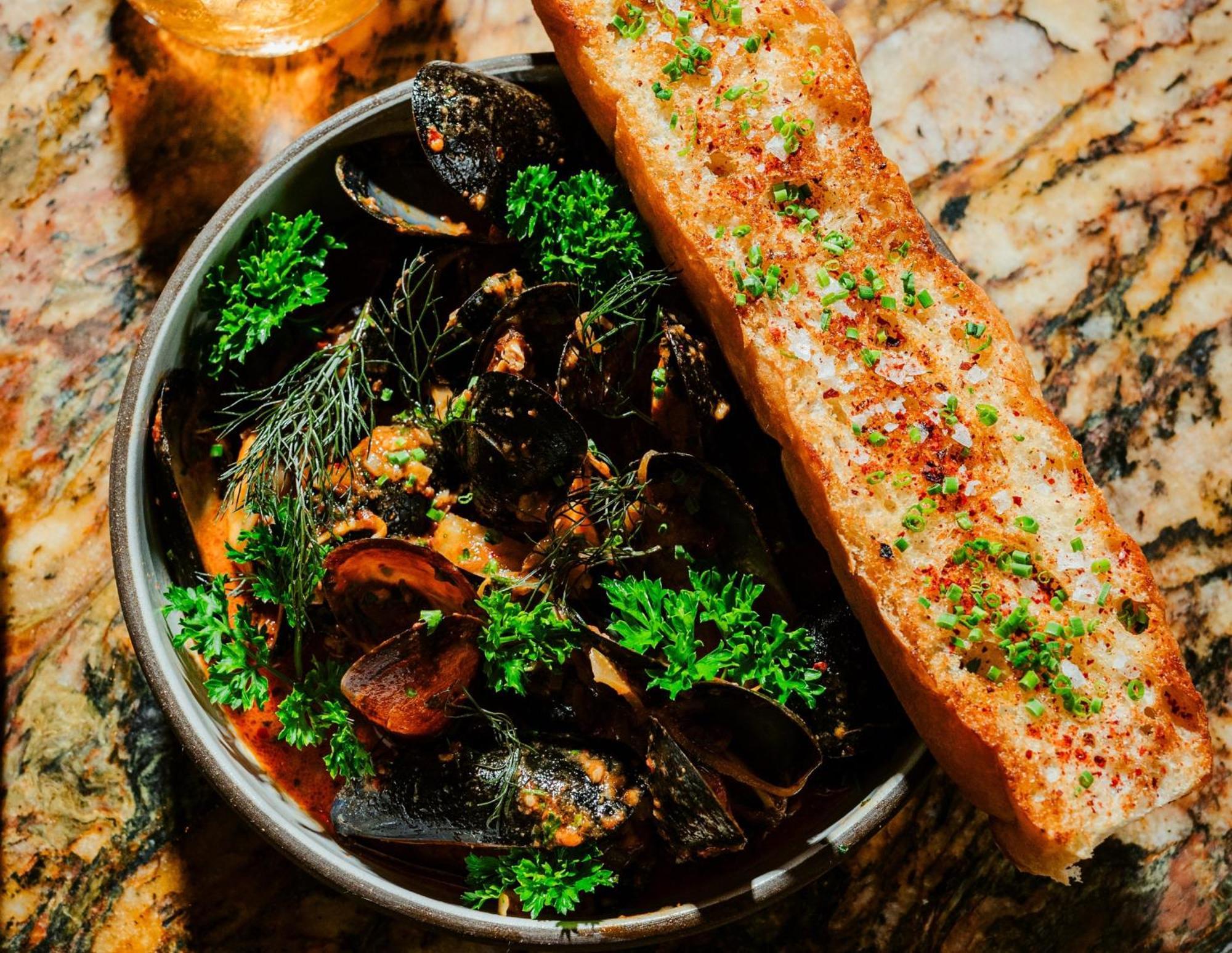 Vignette Collection Yours Truly Dc By Ihg واشنطن المظهر الخارجي الصورة A bowl of mussels with a slice of garlic bread