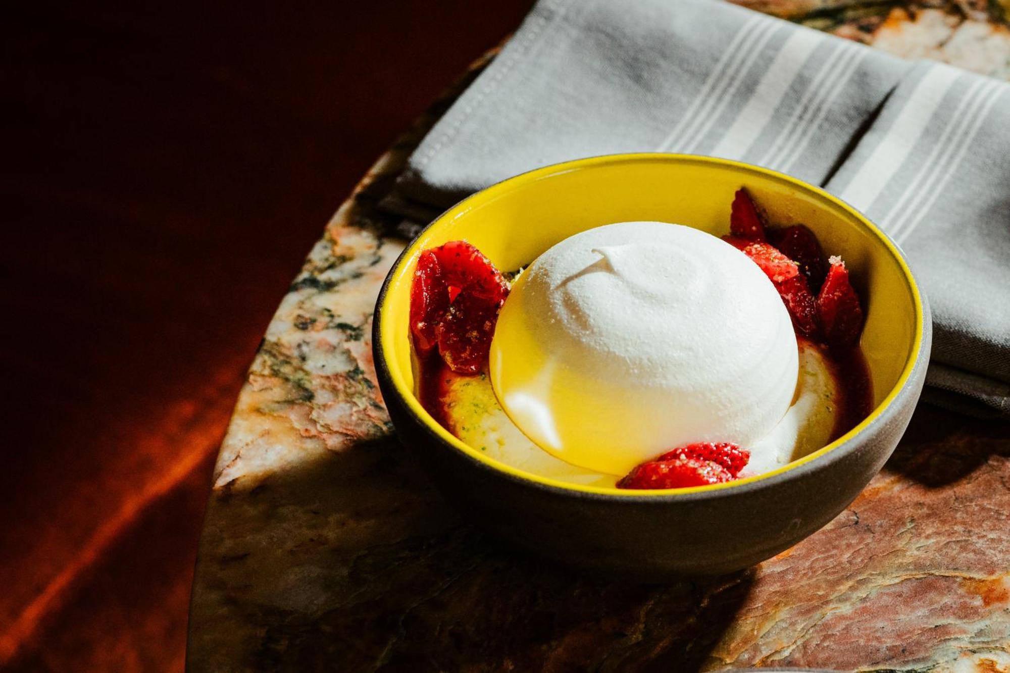 Vignette Collection Yours Truly Dc By Ihg واشنطن المظهر الخارجي الصورة A bowl of frozen yogurt with strawberries