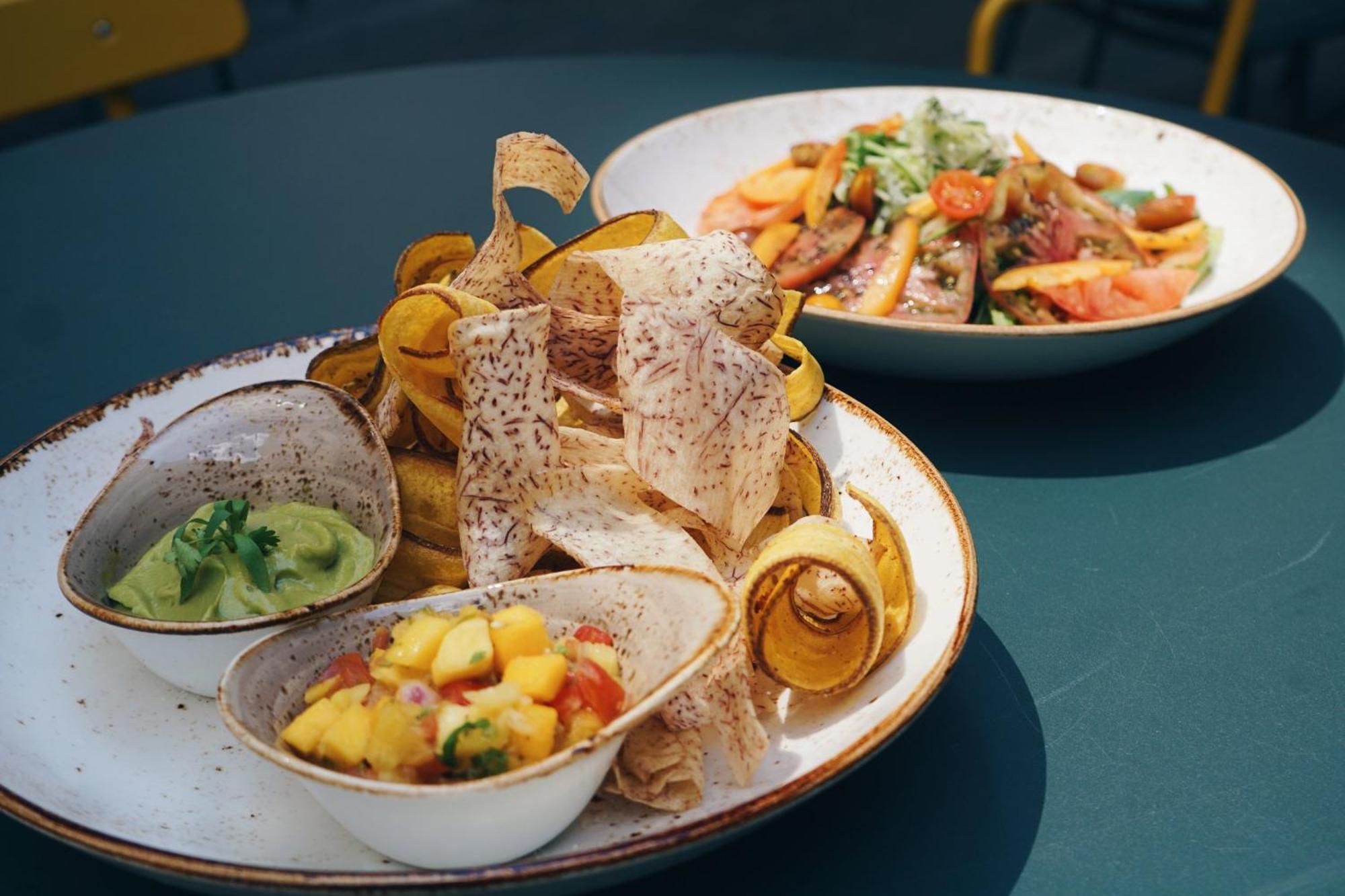 Vignette Collection Yours Truly Dc By Ihg واشنطن المظهر الخارجي الصورة A plate of nachos with guacamole and mango salsa