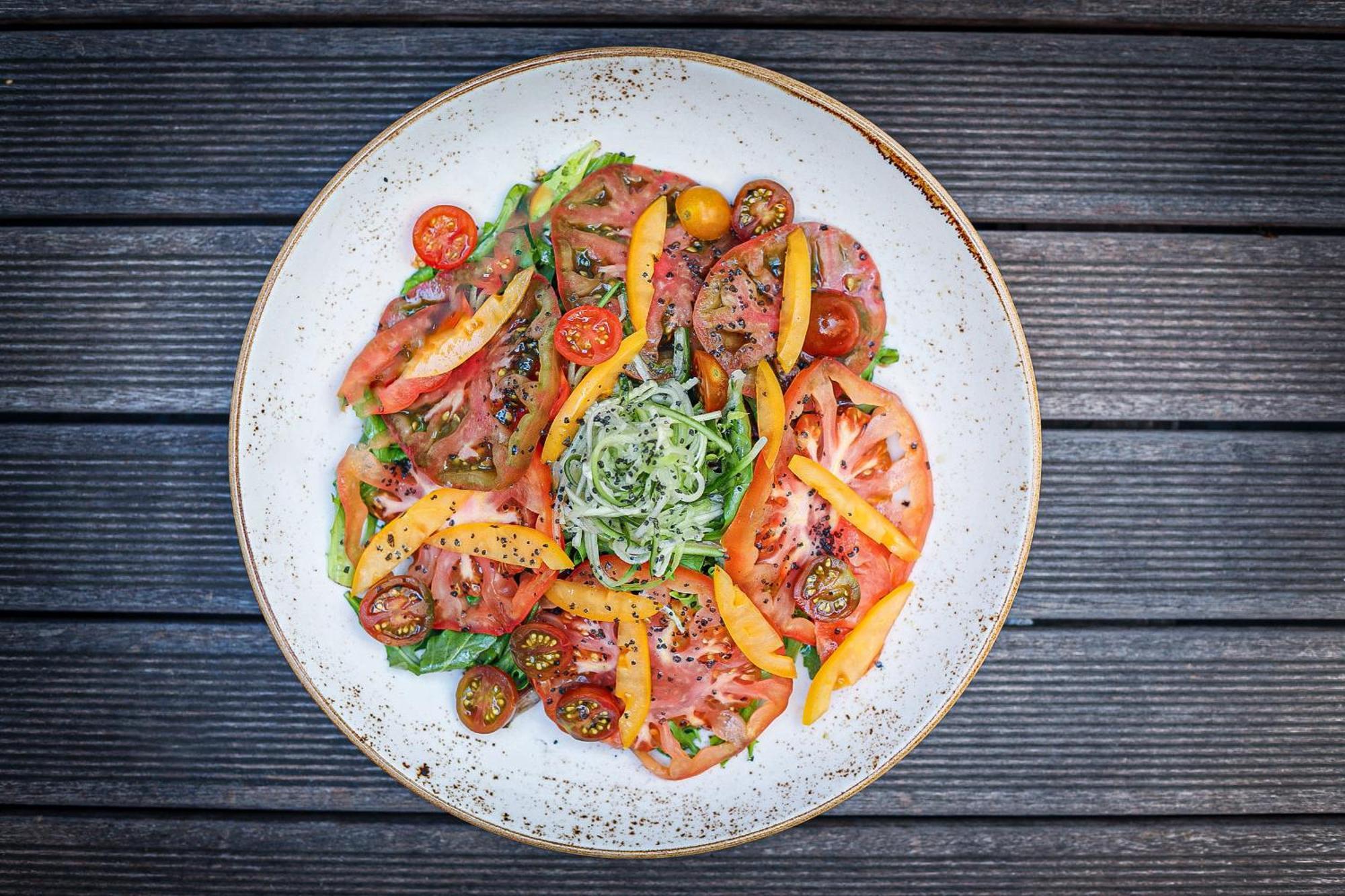 Vignette Collection Yours Truly Dc By Ihg واشنطن المظهر الخارجي الصورة A salad of tomatoes, bell peppers, and sprouts
